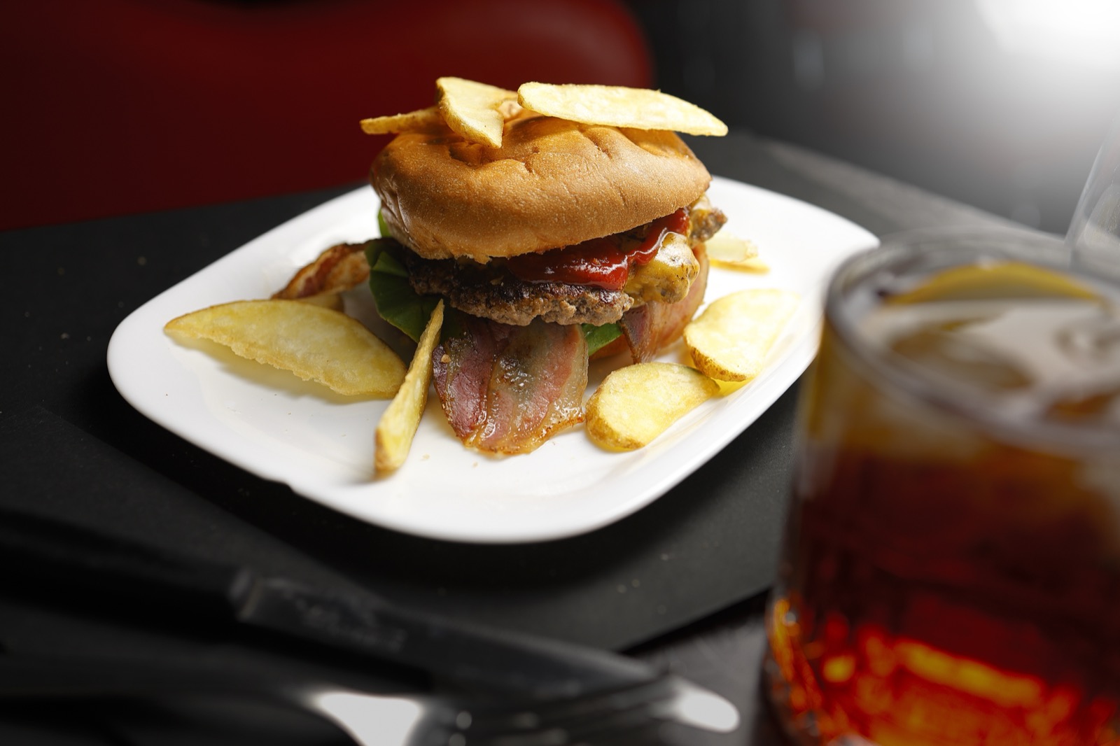 Pausa pranzo Noname Bar con burger e drink